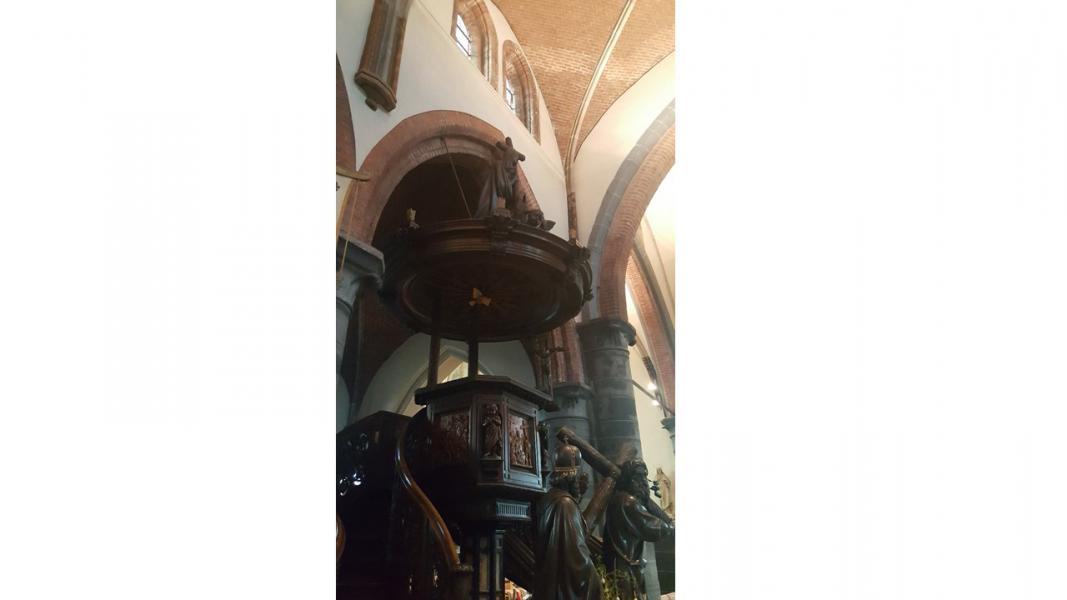 Onder goedkeurend oog van de Heilige Helena bovenop de preekstoel © Parochie Heilige Helena