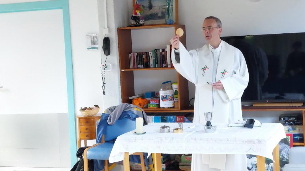 Voor elke feestdag wordt eucharistie gevierd in de home Decamps © Ria V.A.