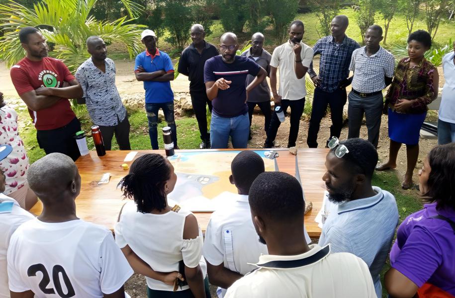 Haïti. Burgers verenigen zich om een strategie te ontwikkelen om de houtzagerij te sluiten (foto GAFE) 