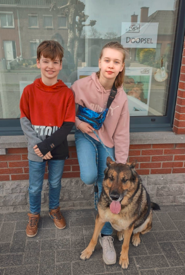 Vormeling Helena en haar broer staan voor het raam over doopsel in De Klinge 
