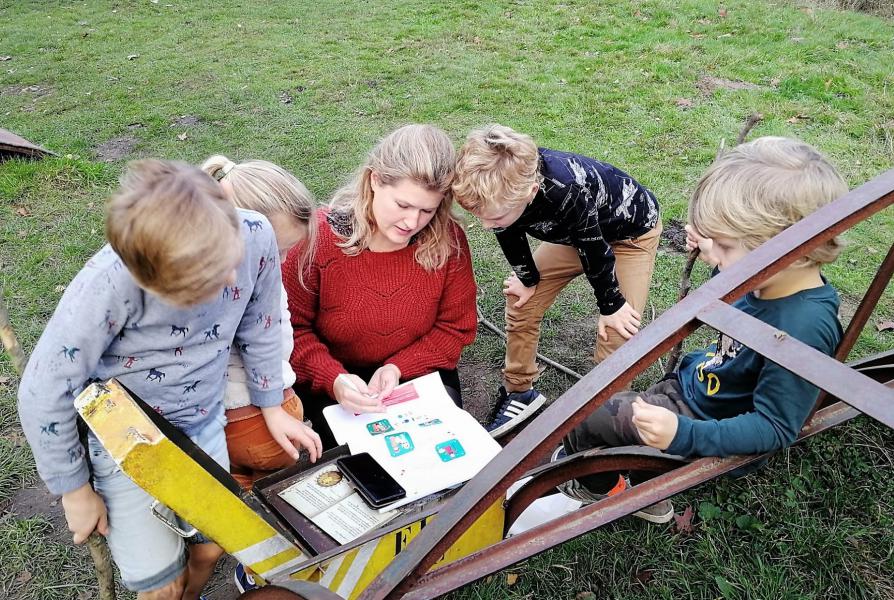 Samen luisteren naar de audiofragmenten © Liesbeth Corvers