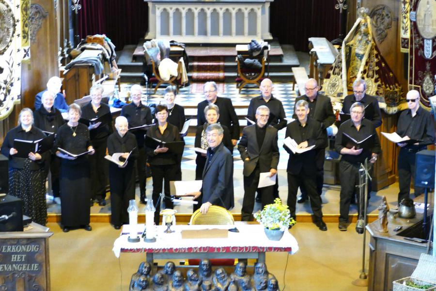 Het koor luistert de Paasvieringen op @ Freddy 