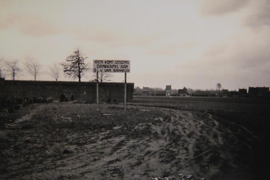 Dit bord toont waar de Dankkapel gebouwd zou worden. 