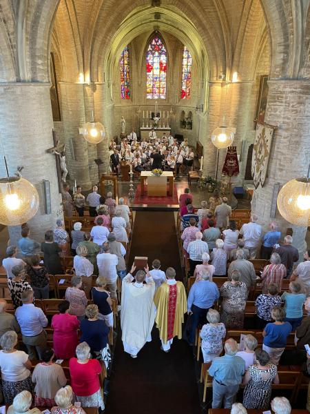Begin van de viering in een volle kerk 