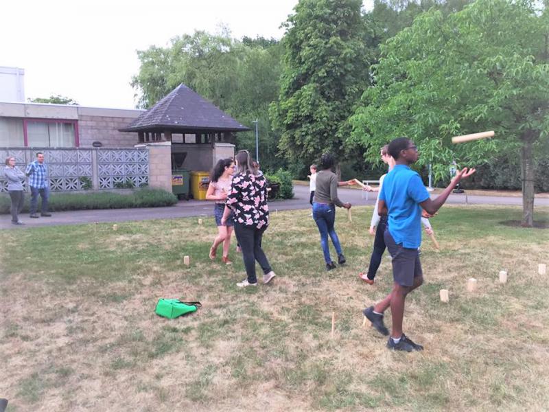 We speelden Kubb op het grasveldje, tijdens het IJD Feest 