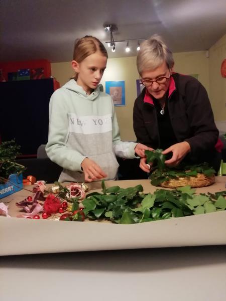Samen met oma een adventskrans maken. 