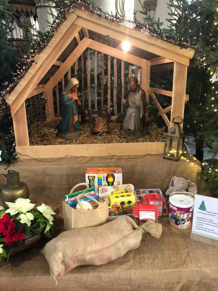 Speelgoed bij de kerststal 