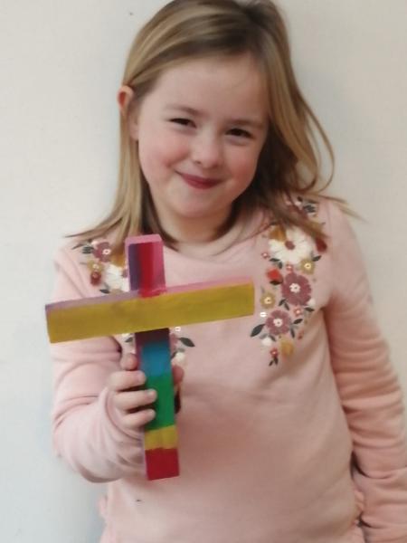 Fien met haar zelfgemaakt kruisje 