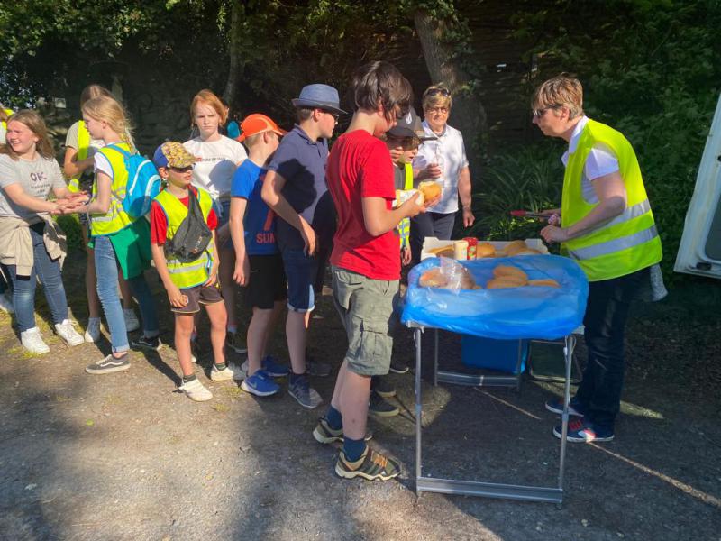 Een lekkere hotdog bij de Lourdesgrot © Leen Witdouck