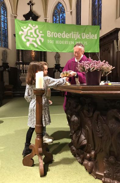 Eerste communicanten brengen brood en wijn aan 