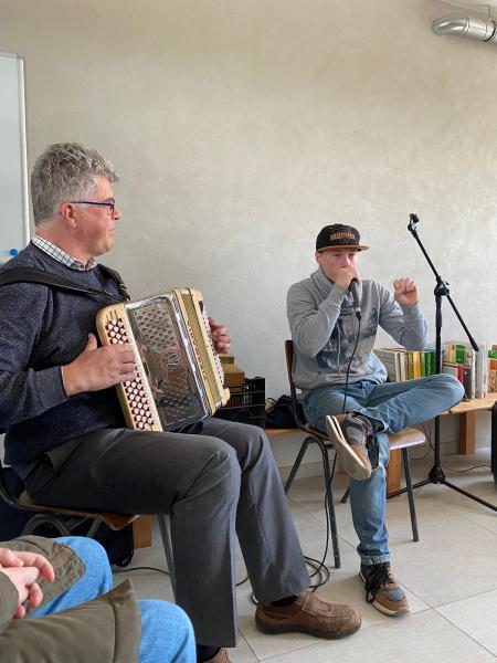 Via de trillingen in de muziek werden we allemaal geraakt en al zingend, neuriënd, zwaaiend of dansend met elkaar verbonden 