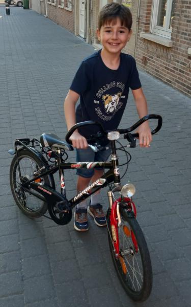 De oudste zoon met zijn fiets 