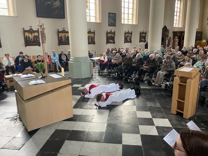 Goede Vrijdagviering in de Sint-Amanduskerk te Wingene 