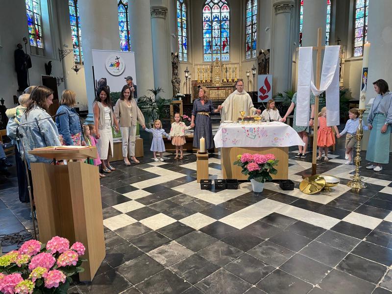 Moederdag in de Sint-Amanduskerk van Wingene 