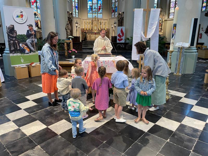 Moederdag in de Sint-Amanduskerk van Wingene 