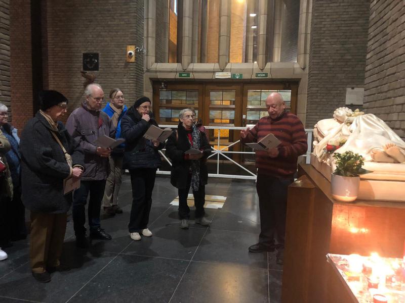 Bij het beeld van Theresia van Lisieux. © Peter Baekelmans