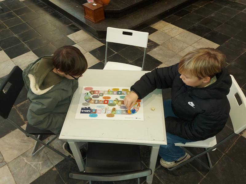 Even gebogen over een bordspel over zorgen voor de aarde © gvc