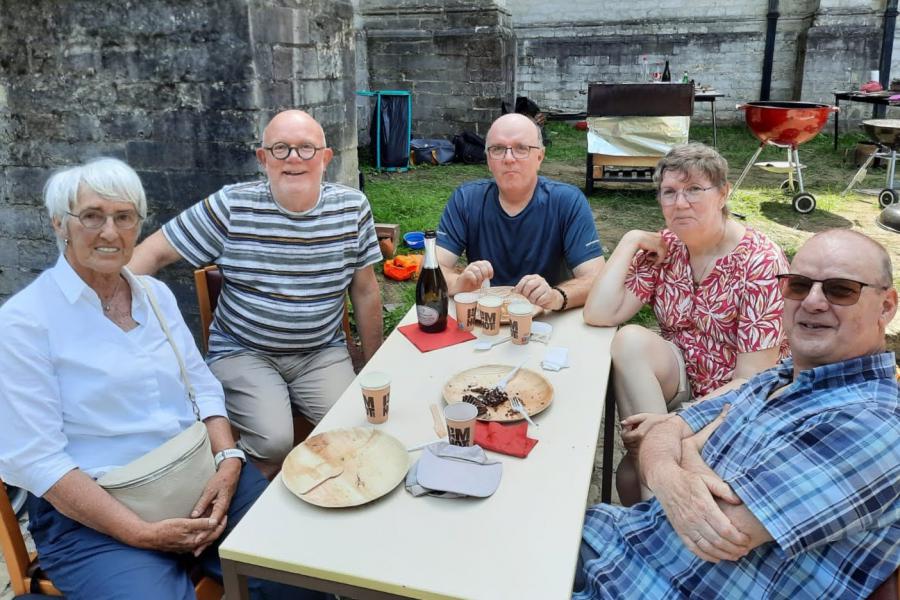 Gezellig napraten en genieten van de heerlijke BBQ en Oekraïense desserts © Pastorale zone Leuven aan de Dijle