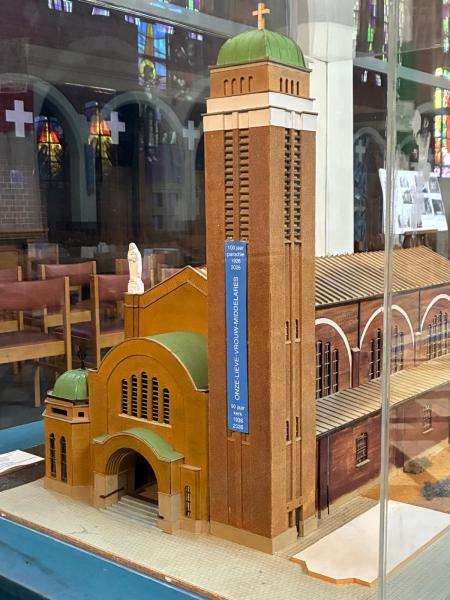 de banier hangt nu ook aan de maquette die HUgo Zwysen in 1976 vervaardigde n.a.v. 50 jaar parochie  © Hugo Zwysen