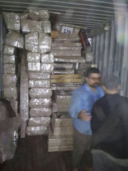 De container wordt in Egypte geladen 