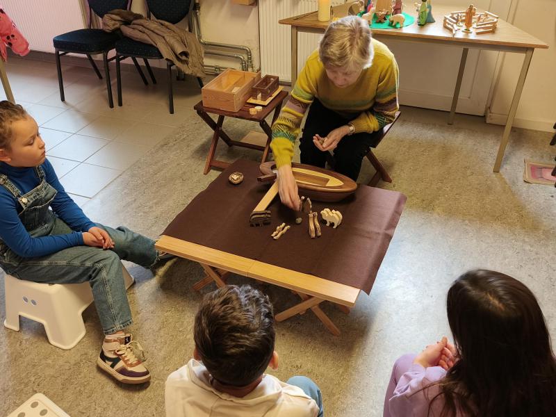 God vond twee goede mensen en vroeg hen om een ark te bouwen. Ook alle dieren mochten mee, twee aan twee. © Mariette Dhondt