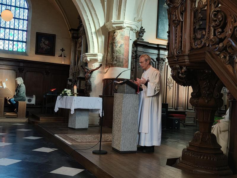 Bedanking van de organist Yves Strobbe die elke zondag trouw aanwezig was. © Mariette  Dhondt