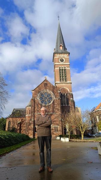 Beiaardier Ludo Van den Bos voor de kerk van Sint-Catharina 