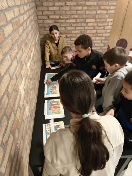 We lazen net het verhaal van tollenaar Zacheüs in de Bijbel en leggen nu prenten van dit Bijbelverhaal in de juiste volgorde. Na overleg kwamen we eruit. © Kleopas