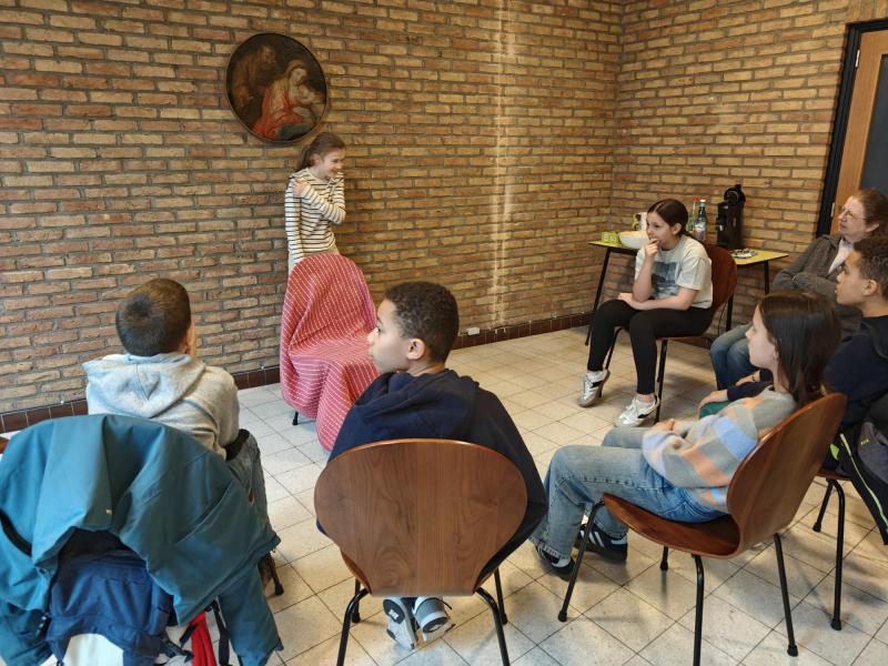 Vragen werden gesteld aan de overvallen man ...en beantwoord .Bibliodrama - de lege stoel © Kleopas
