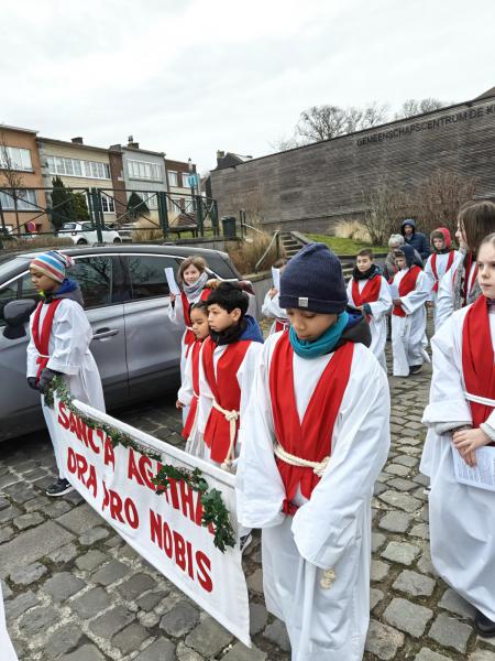 De vormelingen stappen op na het kruis en omgeven het schrijn van de Heilige Agatha © Kleopas