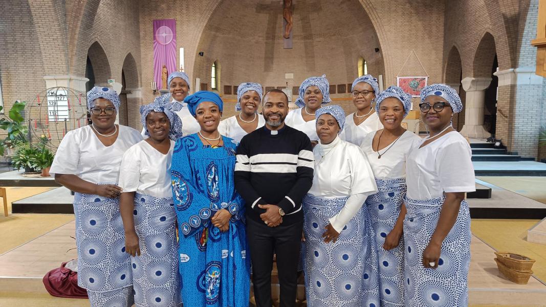 Pater Marcel als proost  van Kameroense vrouwen in Vlaanderen. Zij wensen in onze zone te participeren. © Marcel De Roover