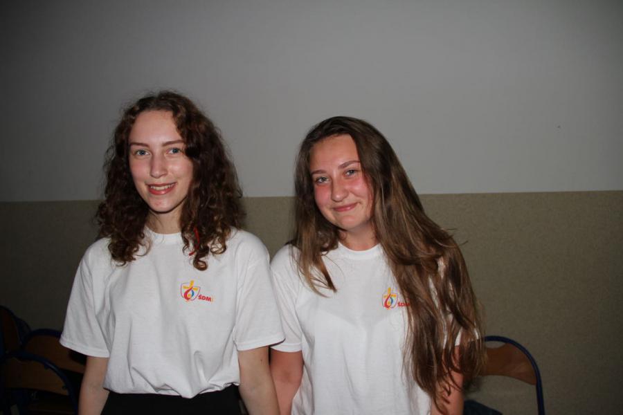 Wiktoria en Kinga, twee jonge Poolse WJD-vrijwilligers © IJD