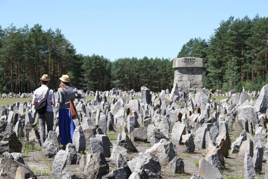 Vlaamse jongeren bezoeken WOII-site in het Poolse Treblinka © IJD