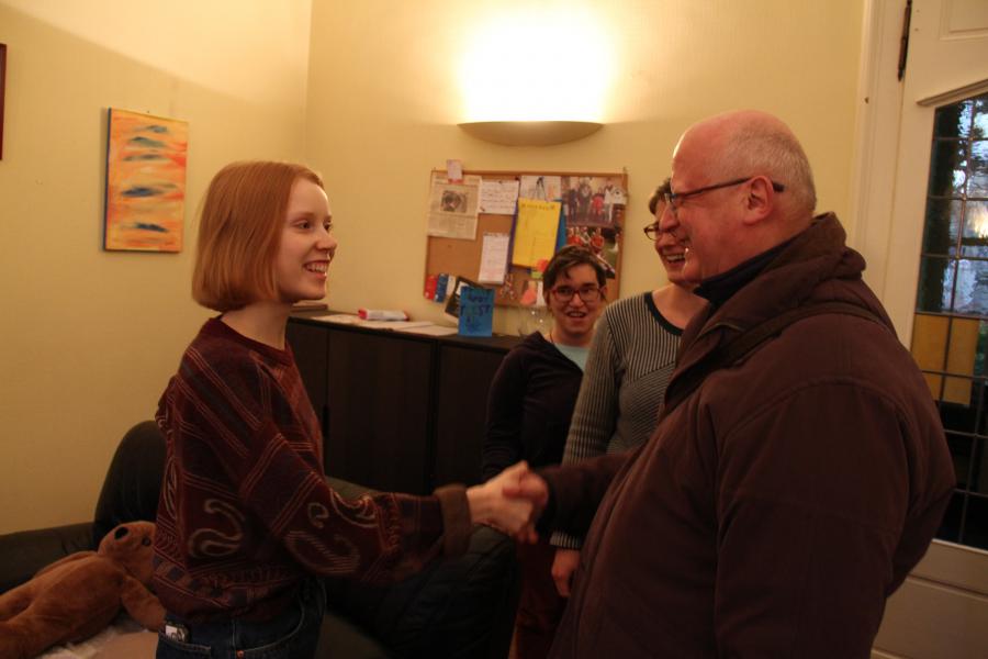 Bisschop Lode maakt kennis met vrijwilligster Paula uit Duitsland. © Bisdom Gent, foto: Ellen Eeckhout