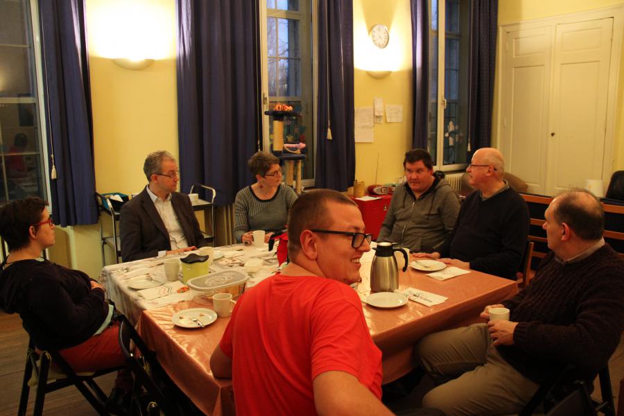 Bisschop Lode werd verwelkomd met een prachtig gedekte tafel en een overheerlijk stukje taart. © Bisdom Gent, foto: Ellen Eeckhout