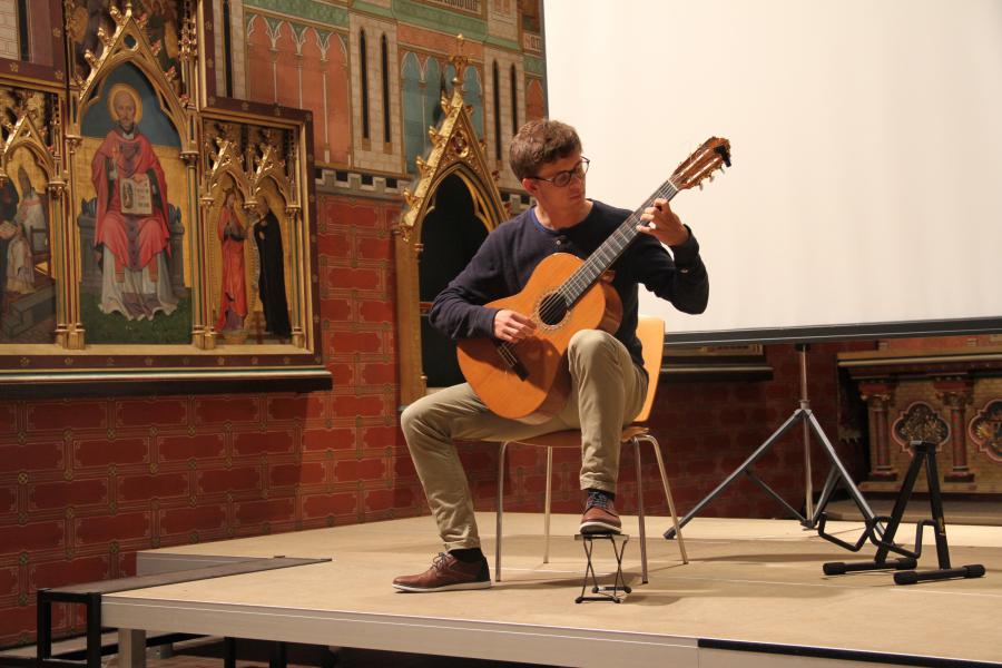 Bruno Van Renterghem verzorgde de muzikale intermezzi © Bisdom Gent, foto: Ellen Eeckhout