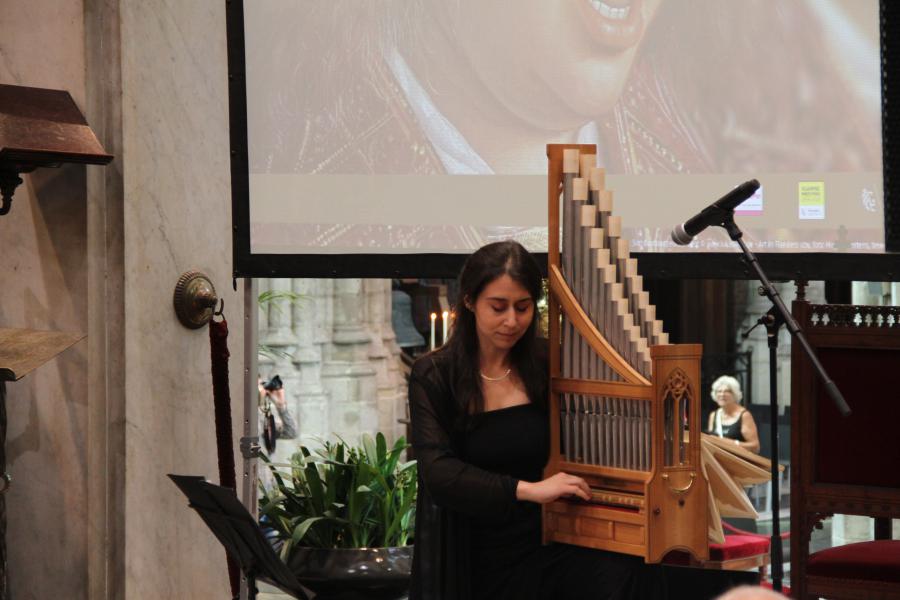 Catalina Vicens op een kopie van een laatmiddeleeuws orgeltje © Bisdom Gent, foto: Ellen Eeckhout