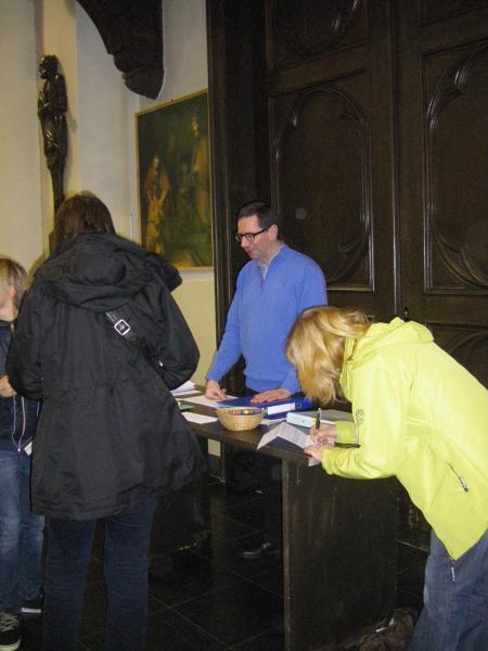 pastoor Luc helpt de ouders ontvangen