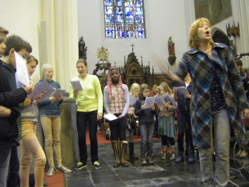 Het kinderkoor en vormelingen zingen samen onder leiding van Sabine. © Kerk Stekene en Sint-Gillis-Waas