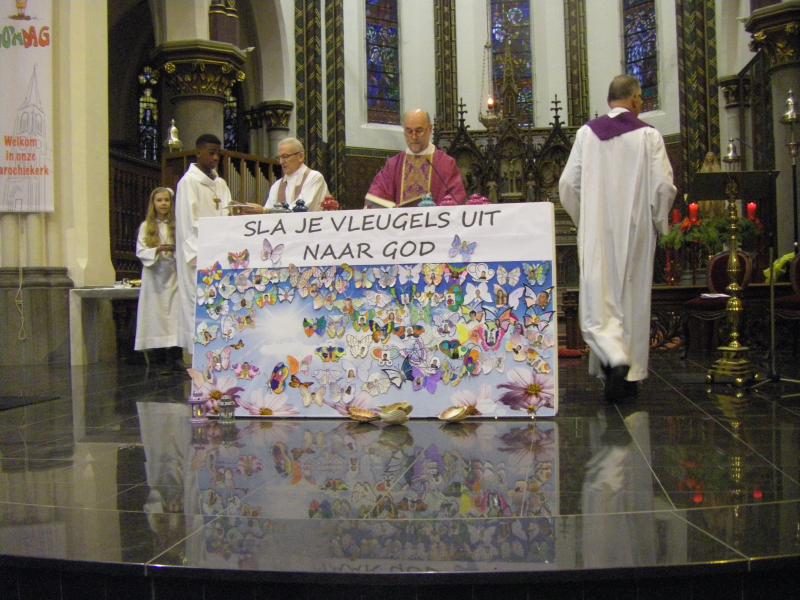 De namen van de vormelingen vliegen naar God toe. © Kerk Stekene en Sint-Gillis-Waas