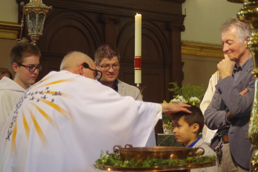 Amir Van Lierde wordt gezalf met het heilig chrisma. 