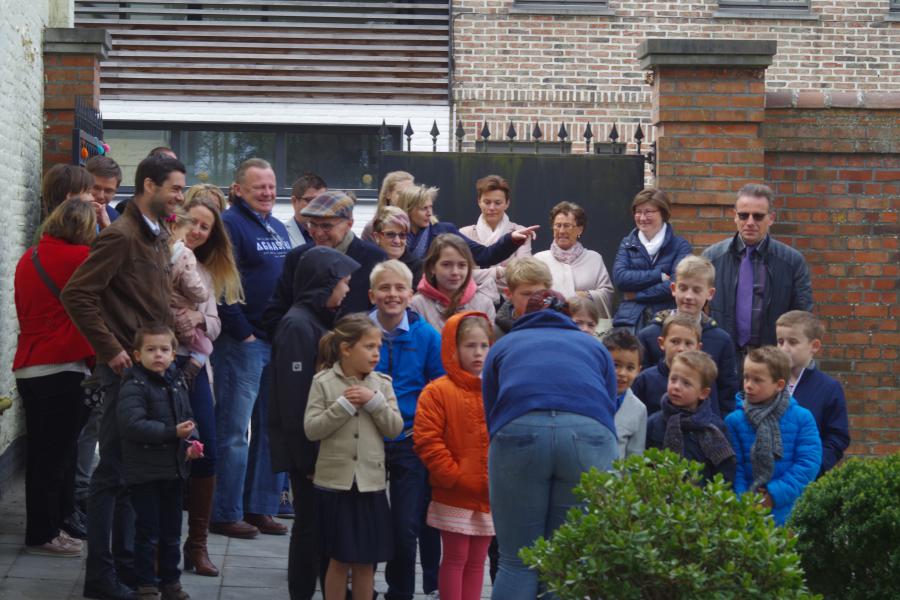 Enthousiaste (groot)ouders en kinderen om paaseieren te rapen. © Paul Loman