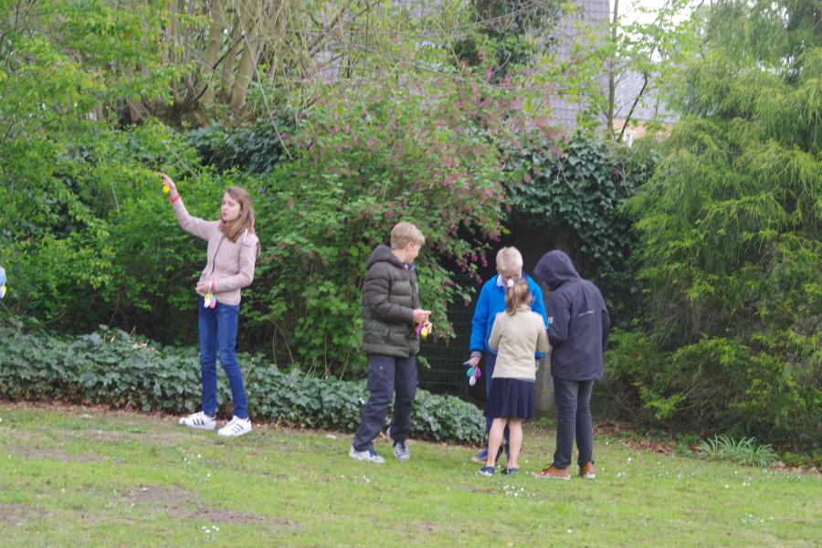 paaseieren rapen in de pastorietuin © Paul Loman