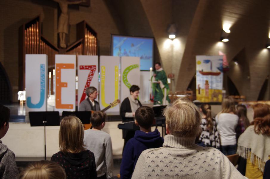 derde gezinsviering in de Sint-Niklaaskerk 