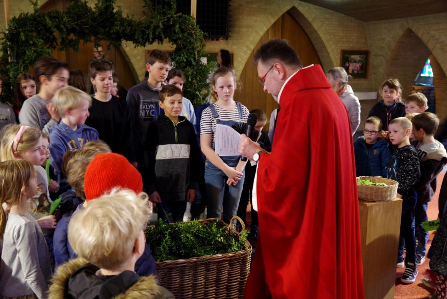 Vijfde Gezinsviering in de Sint-Niklaaskerk 