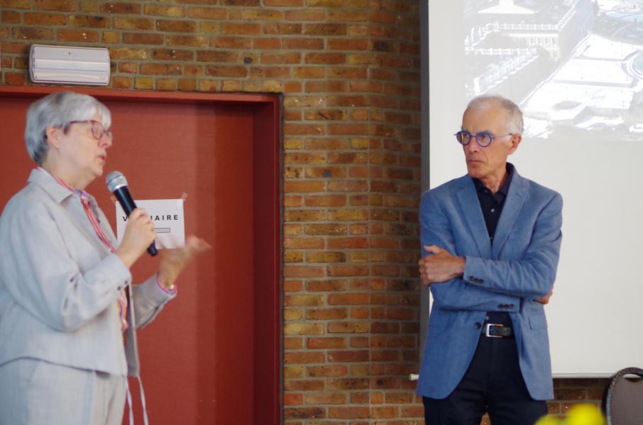 Maguy leidt de spreker in © Bob Frickel