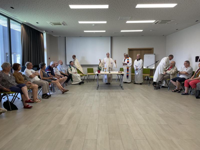 Elke dag wordt ook de eucharistie gevierd, hier gewoon in de conferentiezaal © Christof Bouweraerts
