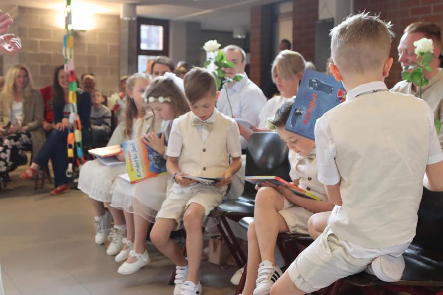 Als aandenken aan deze dag kregen de eerste communicanten nog een kinderbijbel.  © Kristof Ledens