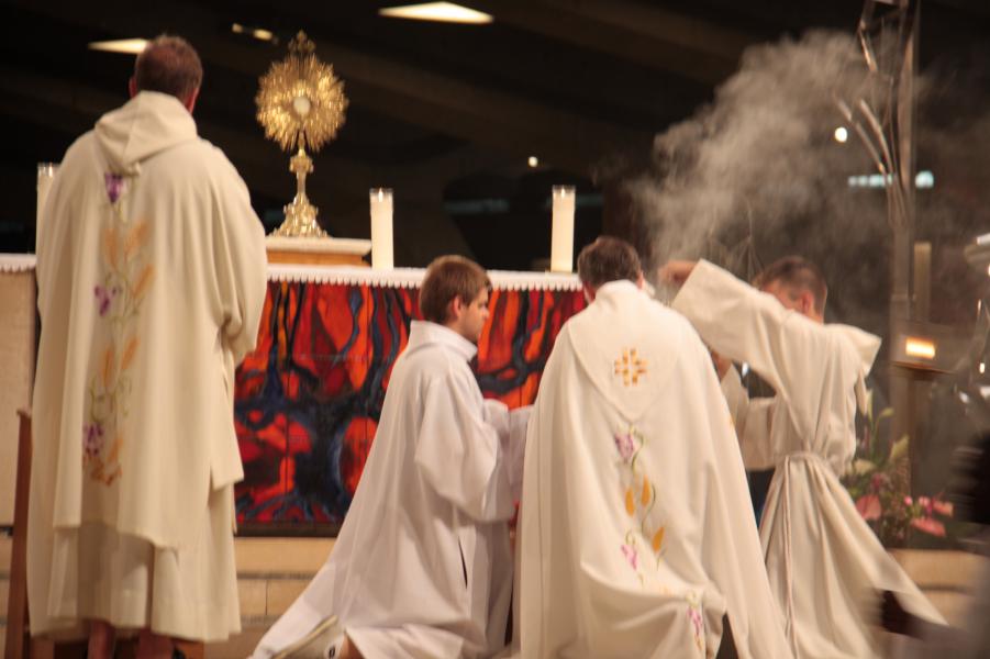 Aanbidding van het Heilig Sacrament na de sacramentsprocessie.