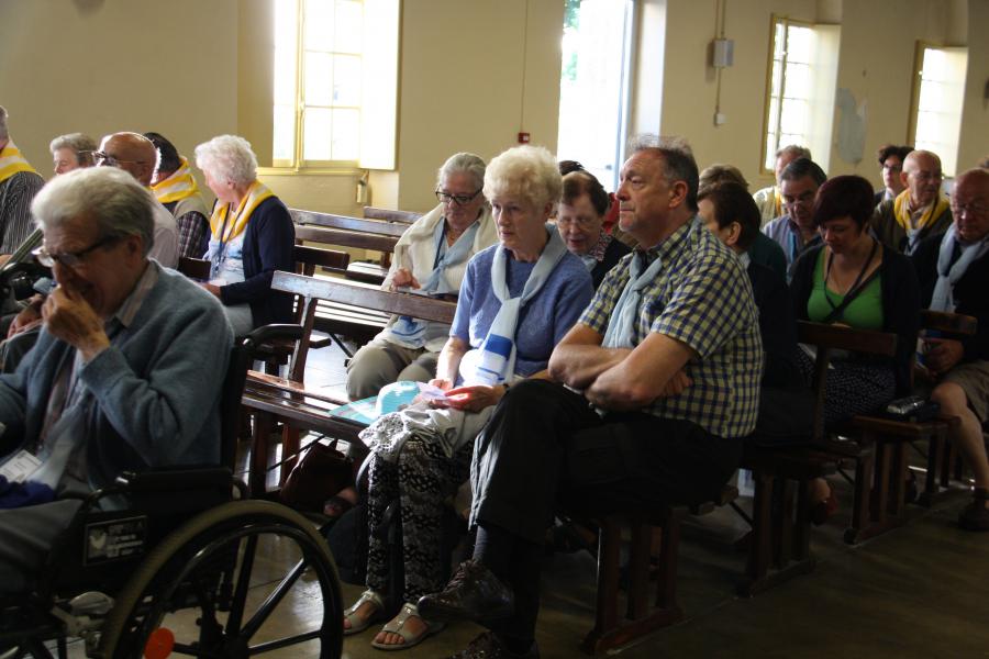 De rolstoelgebruikers zitten in Lourdes altijd op de eerste rij.